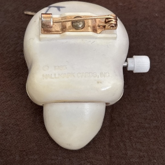 Vintage 1985 Hallmark Brooch Lapel Pin Halloween Wind-Up Skeleton Skull Red Eyes - Picture 4 of 5